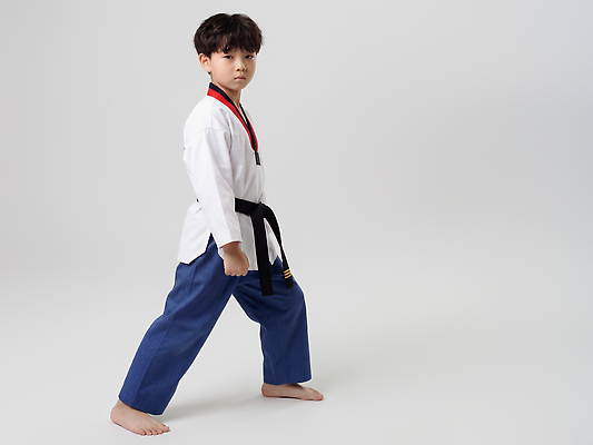 JPG 편집이미지 전통 옷 어린이 포즈 기술 실내 도복 운동 스트레칭 킥 연습 태권도 태권도복 검은띠 오른손 의료성형뷰티 편집실사 AI인물포토 AI콘텐츠 손 스포츠용품 모션 건강 사람 내부 격투기 끈 CG 파일형식 AI포토