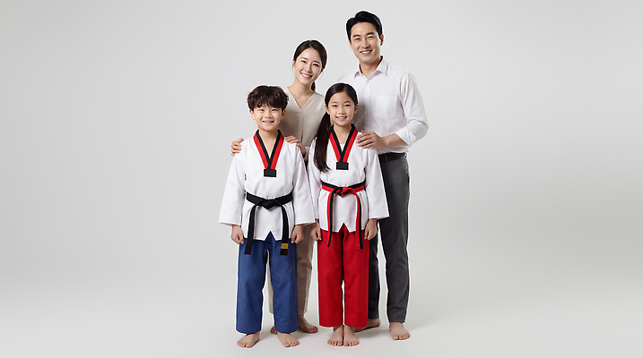 JPG 편집이미지 교육 어린이 포즈 가족 함께함 도복 웃음 취미 운동복 부모 운동 체육 연습 태권도 태권도복 의료성형뷰티 편집실사 AI인물포토 AI콘텐츠 옷 컨셉 관계 표정 건강 사람 격투기 CG 파일형식 AI포토