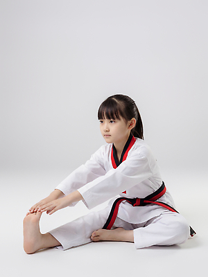 JPG 편집이미지 손 옷 어린이 포즈 바닥 소녀 운동 스트레칭 무도 집중 연습 태권도 체육관 태권도복 의료성형뷰티 편집실사 AI인물포토 AI콘텐츠 여자 스포츠 컨셉 건강 도복 사람 신체부위 격투기 CG 파일형식 AI포토