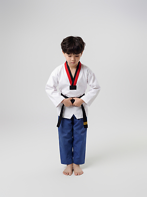 JPG 편집이미지 교육 어린이 스포츠 포즈 도복 소년 운동 무도 킥 집중 연습 태권도 태권도복 품새 의료성형뷰티 편집실사 AI인물포토 AI콘텐츠 옷 남자 컨셉 모션 건강 사람 격투기 CG 파일형식 AI포토