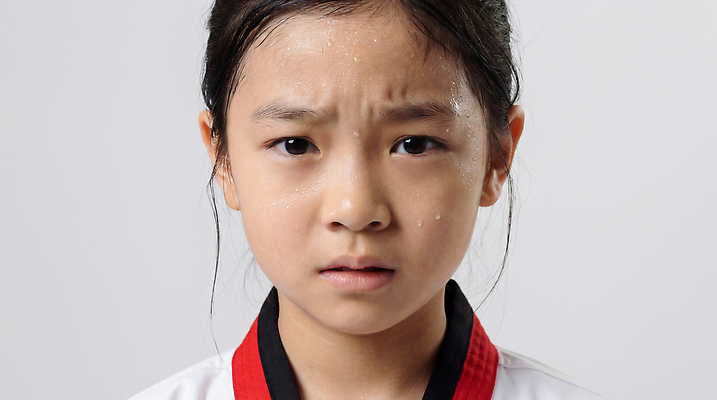 JPG 편집이미지 어린이 스포츠 기술 표정 도복 소녀 운동 힘 집중 연습 태권도 태권도복 열정 노력 의료성형뷰티 편집실사 AI인물포토 AI콘텐츠 옷 여자 감정 컨셉 건강 사람 격투기 CG 파일형식 AI포토