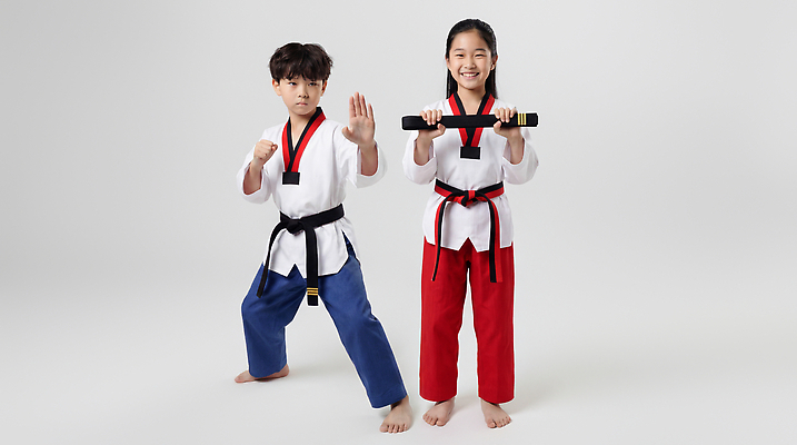 JPG 편집이미지 옷 어린이 포즈 협력 기술 소녀 소년 학습 운동 무도 강의 연습 태권도 태권도복 초보 의료성형뷰티 편집실사 AI인물포토 AI콘텐츠 여자 교육 남자 스포츠 건강 도복 사람 격투기 CG 파일형식 AI포토