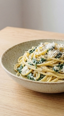 JPG 편집이미지 접시 음식 파스타 스파게티 요리 식사 이탈리아음식 저녁 국수 점심 시금치 나무탁자 식사준비 크림소스 크림파스타 편집실사 AI포토 AI콘텐츠 식기 채소 탁자 서양음식 면류 소스_음식 야간 CG 준비 파일형식