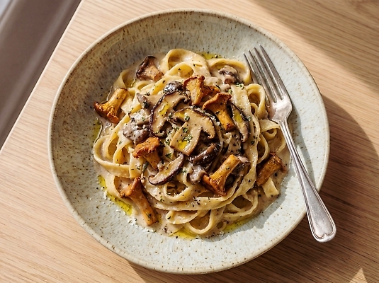 JPG 나무 편집이미지 접시 음식 포크 탁자 파스타 요리 장식 식사 버섯 흰색 저녁 크림 점심 크림파스타 편집실사 AI포토 AI콘텐츠 식물 식기 컬러 가구 서양음식 야간 CG 파일형식