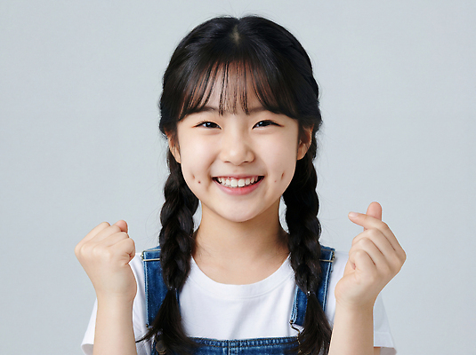 JPG 편집이미지 손 여자 행복 어린이 포즈 백그라운드 티셔츠 표정 웃음 머리 파이팅 기쁨 청바지 긍정 브레이드 자아 의료성형뷰티 편집실사 AI인물포토 AI콘텐츠 감정 컨셉 셔츠 바지 모션 사람 신체부위 CG 파일형식 AI포토