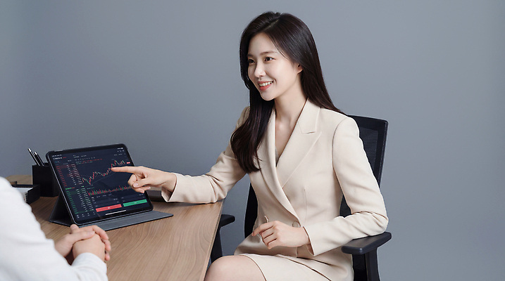 JPG 편집이미지 여자 남자 비즈니스 탁자 회의 그래프 직장 설명 전자제품 사무실 스크린 자료 가리킴 비즈니스우먼 집중 분석 의료성형뷰티 편집실사 AI인물포토 AI콘텐츠 가구 컨셉 회사 모션 사람 손짓 직장인 CG 파일형식 AI포토