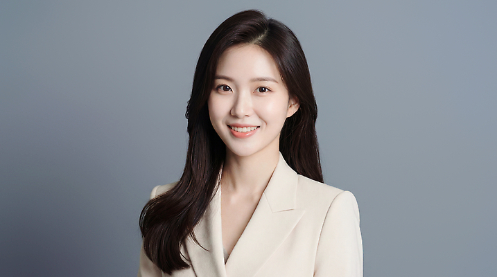 JPG 편집이미지 직업 여자 감정 얼굴 포즈 백그라운드 조명 서기 미소 정장 비즈니스우먼 이미지 전문 의료성형뷰티 스타일 편집실사 AI인물포토 AI콘텐츠 옷 비즈니스 모션 표정 사람 신체부위 직장인 CG 파일형식 AI포토