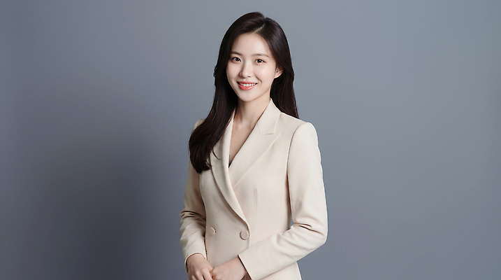 JPG 편집이미지 여자 패션 포즈 백그라운드 비즈니스 실내 표정 미소 정장 촬영 비즈니스우먼 자신감 의료성형뷰티 스타일 편집실사 AI인물포토 AI콘텐츠 옷 감정 사람 내부 직장인 CG 파일형식 AI포토