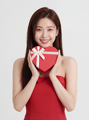 JPG 편집이미지 손 드레스 여자 행복 얼굴 포즈 백그라운드 선물 웃음 빨간색 상자 뷰티 기쁨 하트 의료성형뷰티 편집실사 AI인물포토 AI콘텐츠 모양 옷 감정 컬러 표정 사람 신체부위 CG 파일형식 AI포토