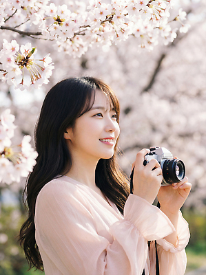 JPG 나무 편집이미지 여자 꽃 자연 미소 풍경 일상 햇빛 카메라 봄 벚꽃 구경 즐거움 외출 봄소풍 편집실사 AI인물포토 AI콘텐츠 식물 계절 감정 표정 사람 라이프 전자제품 태양 소풍 CG 생태계 파일형식 AI포토