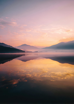 JPG 편집이미지 호수 컬러 자연 하늘 아침 산 풍경 물 빛 반사 일출 고요 장면 편집실사 AI포토 AI콘텐츠 주간 자연요소 노을 CG 생태계 파일형식