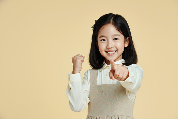 JPG 편집이미지 행복 얼굴 어린이 포즈 백그라운드 손가락 미소 웃음 소녀 노란색 주먹 표현 자신감 즐거움 의료성형뷰티 편집실사 AI인물포토 AI콘텐츠 손 여자 감정 컬러 모션 표정 사람 신체부위 CG 파일형식 AI포토