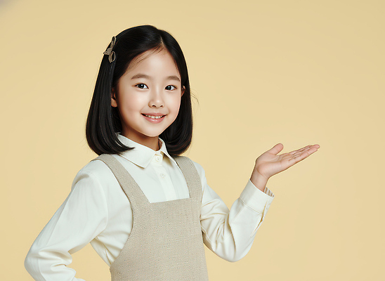 JPG 편집이미지 헤어스타일 손 옷 어린이 포즈 백그라운드 모션 표정 웃음 소녀 일상 세로 노란색 카메라 가리킴 의료성형뷰티 편집실사 AI인물포토 AI콘텐츠 여자 컬러 사람 손짓 라이프 신체부위 전자제품 CG 파일형식 AI포토