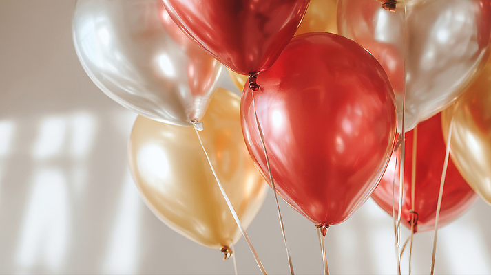 JPG 편집이미지 기념일 컬러 이벤트 공중 장식 빨간색 햇빛 파티 축제 방 금색 축하 실 은색 풍선 이미지편집 AI컴퓨터그래픽 AI콘텐츠 컨셉 태양 파일형식