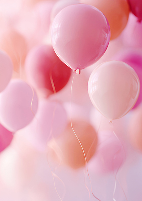 JPG 편집이미지 기념일 행복 분홍색 하늘 여러명 공중 장식 파티 축제 생일 분위기 즐거움 풍선 순간 이미지편집 AI컴퓨터그래픽 AI콘텐츠 감정 컬러 다수 컨셉 사람 이벤트 파일형식