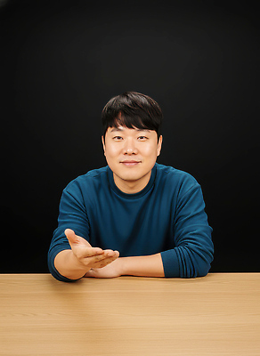 JPG 편집이미지 손 남자 관계 탁자 검은배경 표정 대화 사람 앉기 인터뷰 소통 먹방 유튜버 편집실사 AI인물포토 AI콘텐츠 가구 백그라운드 컨셉 모션 말하기 신체부위 검은색 CG 방송 파일형식 크리에이터 AI포토