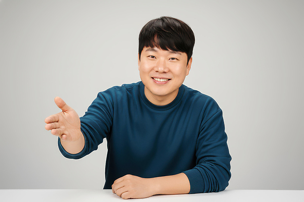 JPG 편집이미지 손 남자 감정 포즈 모션 회색배경 표정 미소 사람 앉기 촬영 인사 소통 먹방 유튜버 편집실사 AI인물포토 AI콘텐츠 백그라운드 컨셉 신체부위 회색 예절 CG 방송 파일형식 크리에이터 AI포토