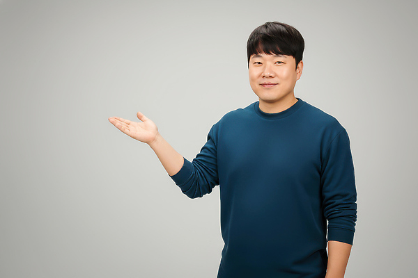 JPG 모델 편집이미지 직업 손 남자 포즈 백그라운드 모션 커뮤니케이션 서기 미소 사람 손짓 회색 발표 군중 먹방 유튜버 편집실사 AI인물포토 AI콘텐츠 컬러 표정 신체부위 CG 방송 파일형식 크리에이터 AI포토