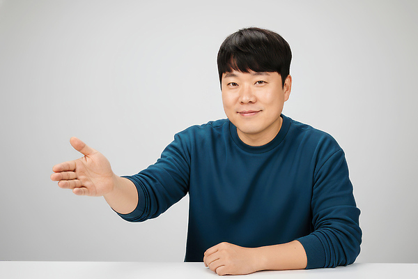 JPG 편집이미지 손 남자 얼굴 백그라운드 탁자 대화 미소 앉기 만남 소통 반가움 제안 먹방 유튜버 편집실사 AI인물포토 AI콘텐츠 감정 가구 컨셉 모션 표정 말하기 사람 신체부위 CG 방송 파일형식 크리에이터 AI포토