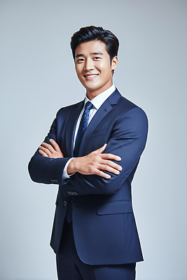 JPG 편집이미지 손 남자 감정 포즈 비즈니스 직장 웃음 사람 정장 파란색 사진촬영 비즈니스맨 소매 교차 의료성형뷰티 편집실사 AI인물포토 AI콘텐츠 옷 컬러 회사 표정 신체부위 촬영 직장인 CG 파일형식 AI포토