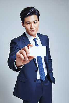 JPG 편집이미지 손 남자 비즈니스 회의 표정 서기 정장 사무실 카메라 비즈니스맨 이미지 전문 의료성형뷰티 네트워킹 편집실사 AI인물포토 AI콘텐츠 옷 모션 사람 신체부위 전자제품 직장인 네트워크 CG 파일형식 AI포토