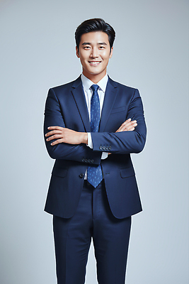 JPG 편집이미지 남자 포즈 백그라운드 비즈니스 스튜디오 표정 사람 정장 카메라 검은색 흰색 비즈니스맨 자신감 전문직 단정 의료성형뷰티 편집실사 AI인물포토 AI콘텐츠 직업 옷 감정 컬러 컨셉 전자제품 직장인 CG 파일형식 AI포토