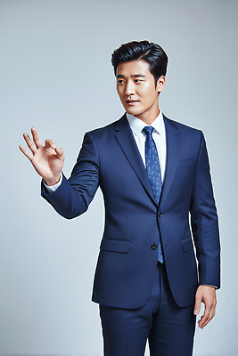 JPG 편집이미지 옷 남자 포즈 백그라운드 비즈니스 손가락 표정 미소 정장 믿음 비즈니스맨 자신감 키_신체 의료성형뷰티 편집실사 AI인물포토 AI콘텐츠 손 감정 신체 사람 직장인 CG 파일형식 AI포토