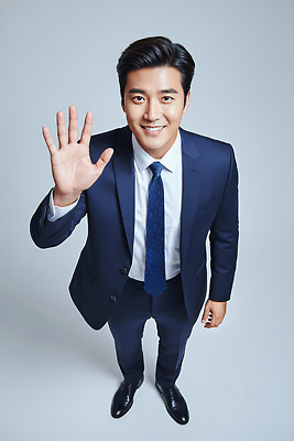 JPG 편집이미지 손 남자 백그라운드 비즈니스 직장 대화 미소 사람 정장 손짓 사무실 만남 인사 비즈니스맨 리더쉽 의료성형뷰티 편집실사 AI인물포토 AI콘텐츠 옷 컨셉 회사 모션 표정 말하기 신체부위 예절 직장인 CG 파일형식 AI포토