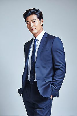 JPG 편집이미지 손 남자 포즈 백그라운드 비즈니스 서기 정장 이벤트 카메라 촬영 비즈니스맨 주머니 의료성형뷰티 스타일 편집실사 AI인물포토 AI콘텐츠 옷 모션 사람 신체부위 전자제품 직장인 CG 파일형식 AI포토