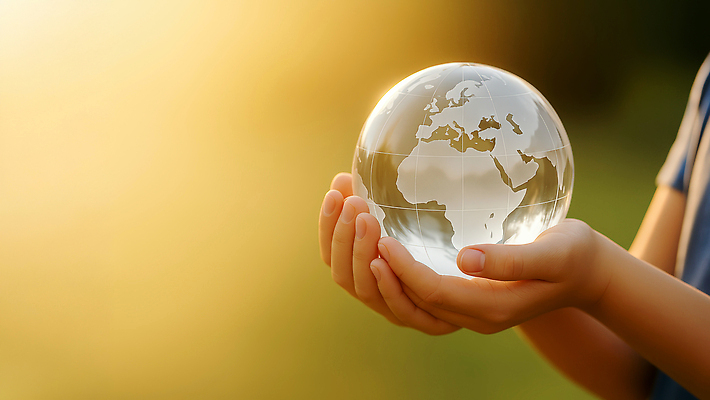 JPG 편집이미지 손 지구 백그라운드 모션 자연 유리 들기 풍경 빛 세계 자연보호 환경 양손 보호 중요성 의료성형뷰티 이미지편집 AI컴퓨터그래픽 AI콘텐츠 컨셉 재질 신체부위 생태계 파일형식