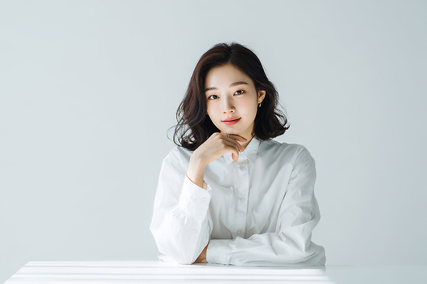 JPG 모델 편집이미지 손 포즈 백그라운드 셔츠 생각 비즈니스 모션 탁자 표정 밝음 사람 앉기 흰색 단순화된 의료성형뷰티 편집실사 AI인물포토 AI콘텐츠 컬러 가구 상의 신체부위 CG 파일형식 AI포토