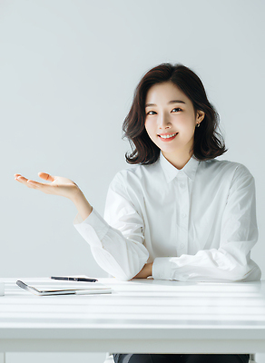 JPG 편집이미지 직업 여자 백그라운드 비즈니스 모션 탁자 커뮤니케이션 직장 표정 웃음 손짓 노트북 사무실 펜 의료성형뷰티 편집실사 AI인물포토 AI콘텐츠 가구 회사 사람 전자제품 필기구 CG 파일형식 AI포토