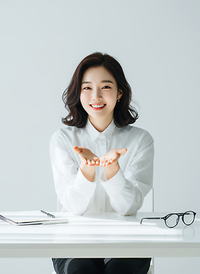 JPG 편집이미지 직업 손 여자 안경 비즈니스 직장 대화 미소 사람 사무실 만남 표현 업무 책상 소통 의료성형뷰티 편집실사 AI인물포토 AI콘텐츠 잡화 가구 컨셉 회사 표정 말하기 신체부위 작업 CG 파일형식 AI포토