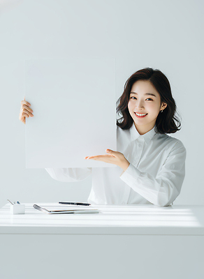 JPG 편집이미지 손 옷 여자 비즈니스 모션 표정 미소 사람 사무실 작업 사무 정리 의료성형뷰티 편집실사 AI인물포토 AI콘텐츠 신체부위 업무 CG 파일형식 AI포토