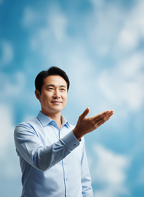 JPG 편집이미지 손 남자 포즈 백그라운드 하늘 대화 미소 사람 손짓 표현 분위기 소통 은혜 의료성형뷰티 편집실사 AI인물포토 AI콘텐츠 컨셉 모션 표정 말하기 신체부위 CG 파일형식 AI포토