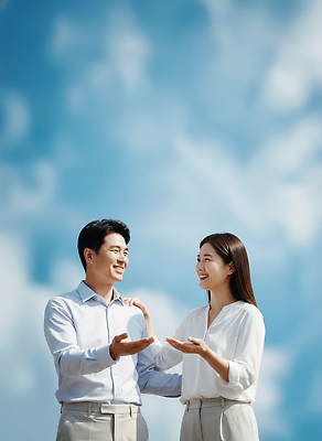 JPG 편집이미지 여자 남자 감정 백그라운드 하늘 대화 웃음 사람 표현 시간 즐거움 소통 순간 은혜 의료성형뷰티 편집실사 AI인물포토 AI콘텐츠 컨셉 표정 말하기 CG 파일형식 AI포토