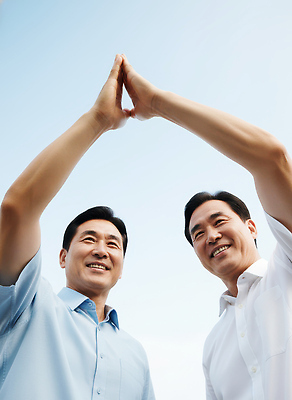 JPG 편집이미지 손 하늘 기념 대화 웃음 야외 두명 사진촬영 우정 만남 맞대기 소통 공동체 은혜 의료성형뷰티 편집실사 AI인물포토 AI콘텐츠 컨셉 모션 표정 말하기 사람 신체부위 친구 촬영 CG 파일형식 AI포토