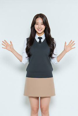 JPG 편집이미지 학생 손 여학생 여자 교복 백그라운드 상의 교실 모션 고등학생 웃음 치마 흰색 중학교 단정 세미정장 의료성형뷰티 세련 편집실사 AI인물포토 AI콘텐츠 옷 교육 컬러 컨셉 학교 청소년 하의 표정 사람 정장 신체부위 CG 파일형식 AI포토