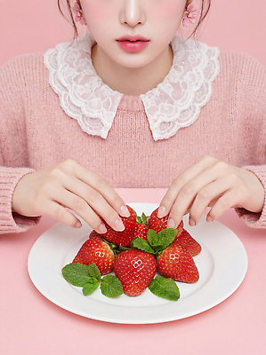 JPG 편집이미지 접시 손 여자 음식 분홍색 백그라운드 과일 딸기 디저트 식사 레이싱 스웨터 민트 정리 의료성형뷰티 편집실사 AI인물포토 AI콘텐츠 식기 컬러 상의 사람 시합 신체부위 허브 CG 파일형식 AI포토