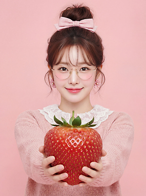 JPG 편집이미지 손 패션 리본 안경 분홍색 포즈 백그라운드 과일 딸기 미소 소녀 카메라 귀여움 양손 의료성형뷰티 편집실사 AI인물포토 AI콘텐츠 잡화 여자 어린이 컬러 컨셉 표정 신체부위 전자제품 CG 파일형식 AI포토