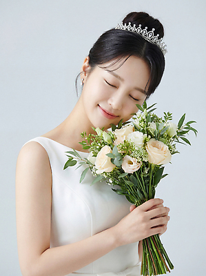 JPG 편집이미지 여자 꽃 행복 신부 꽃다발 부케 웨딩드레스 포즈 결혼식 왕관 미소 장식 촬영 화관 플로리스트 의료성형뷰티 스타일 편집실사 AI인물포토 AI콘텐츠 식물 직업 드레스 감정 결혼 표정 사람 CG 파일형식 AI포토