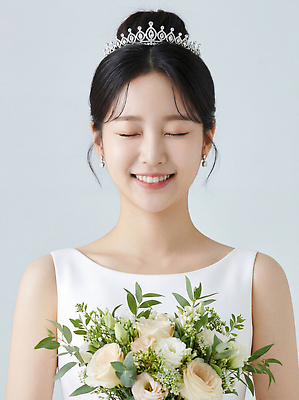 JPG 편집이미지 여자 꽃 얼굴 신부 꽃다발 부케 웨딩드레스 결혼식 왕관 웃음 사람 장식 머리 기쁨 준비 머리장식 의료성형뷰티 편집실사 AI인물포토 AI콘텐츠 식물 드레스 감정 결혼 표정 신체부위 CG 파일형식 AI포토