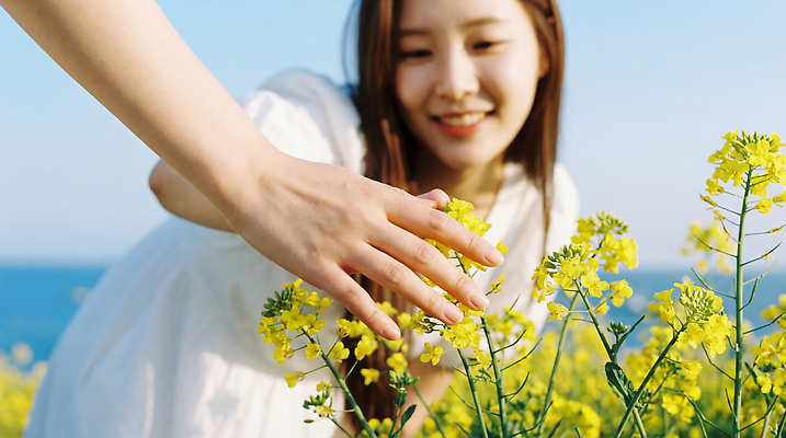 JPG 편집이미지 손 여자 꽃 감정 바다 여행 꽃밭 자연 하늘 웃음 풍경 햇빛 제주도 즐거움 오후 의료성형뷰티 편집실사 AI인물포토 AI콘텐츠 식물 한국 표정 사람 신체부위 태양 CG 생태계 파일형식 AI포토