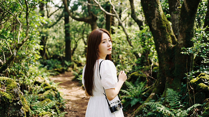 JPG 나무 편집이미지 여자 길 여행 자연 풍경 초록색 여름 햇빛 제주도 카메라 환경 촬영 산책 뒤돌아보기 숲 의료성형뷰티 편집실사 AI인물포토 AI콘텐츠 식물 계절 컬러 모션 휴식 한국 사람 전자제품 태양 CG 생태계 파일형식 AI포토