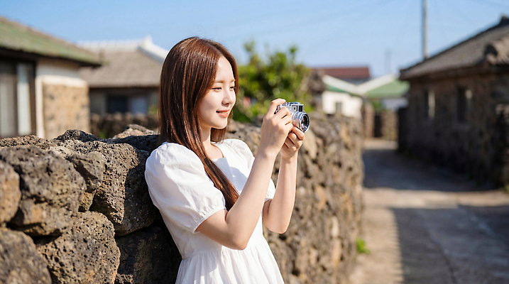 JPG 편집이미지 여자 여행 자연 거리 돌담 사람 풍경 소녀 햇빛 제주도 카메라 마을 촬영 오후 의료성형뷰티 고택 편집실사 AI인물포토 AI콘텐츠 건축물 어린이 한국 전자제품 담장 태양 돌_바위 CG 생태계 파일형식 AI포토