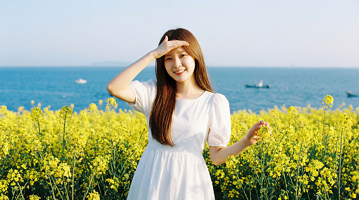 JPG 편집이미지 손 여자 바다 여행 꽃밭 자연 표정 풍경 야외 여름 햇빛 제주도 사진촬영 즐거움 의료성형뷰티 편집실사 AI인물포토 AI콘텐츠 계절 꽃 감정 한국 사람 신체부위 태양 촬영 CG 생태계 파일형식 AI포토