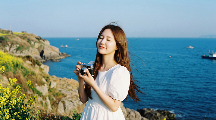 JPG 식물 편집이미지 여자 행복 바다 여행 휴가 미소 풍경 해변 초록색 여름 파란색 제주도 카메라 의료성형뷰티 편집실사 AI인물포토 AI콘텐츠 계절 감정 컬러 한국 표정 사람 전자제품 CG 파일형식 AI포토