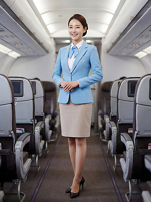 JPG 편집이미지 여행 의자 비행기 정장 비행 대기 공항 승무원 고객 항공 서비스 준비 출발 통로 의료성형뷰티 항공사 편집실사 AI인물포토 AI콘텐츠 직업 옷 산업 가구 컨셉 항공교통 교통시설 대중교통 CG 파일형식 AI포토