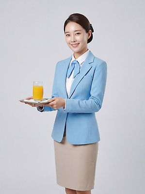 JPG 편집이미지 직업 여자 음료 백그라운드 쟁반 요리 서기 미소 일상 파란색 주스 재킷 승무원 직원 서비스 의료성형뷰티 편집실사 AI인물포토 AI콘텐츠 컬러 모션 표정 사람 라이프 외투 CG 파일형식 AI포토