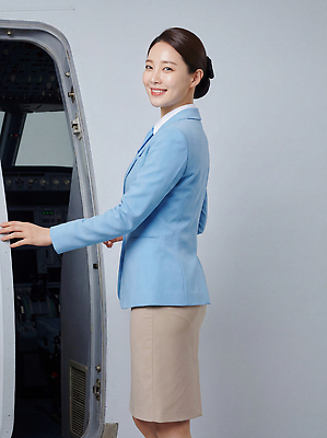 JPG 편집이미지 여자 여행 출입구 비행기 공항 승차 승무원 고객 서비스 의료성형뷰티 항공사 편집실사 AI인물포토 AI콘텐츠 직업 산업 항공교통 교통시설 모션 대중교통 사람 CG 파일형식 AI포토